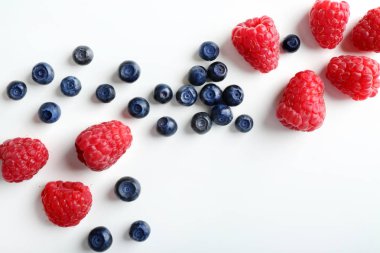 Lezzetli olgun çilek beyaz arka planda, üstten görünüm