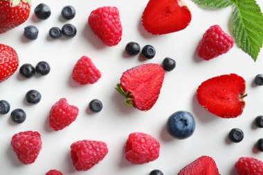 Lezzetli olgun çilek beyaz arka planda, üstten görünüm