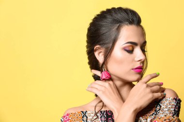 Renk arka plan üzerinde profesyonel manikür olan güzel kadın