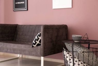 Oturma odası rahat koltuk ve masa renk duvarının yakınında şık iç