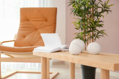 Ahşap masa oturma odası iç dekorasyon ile