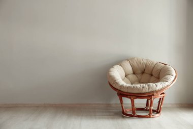 Işık duvarının yakınında konforlu koltuk