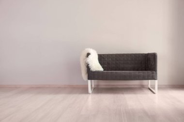 Işık duvarının yakınında rahat kanepe