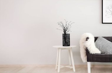 Rahat koltuk ve masa oda iç ışık duvarının yakınında