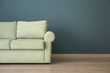 Renk duvarının yakınında rahat kanepe