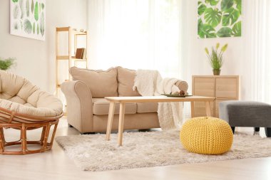 Şık iç rahat kanepe, koltuk ve masa oturma odası
