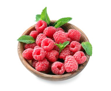 Beyaz zemin üzerine lezzetli taze olgun ahududu ile kase