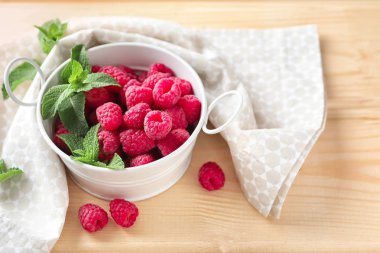 Masada lezzetli ahududu ile kase