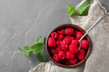 Masada lezzetli ahududu ile kase