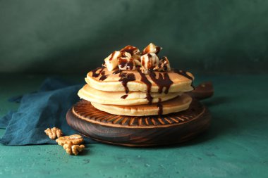 Tahta kurulu lezzetli gözleme, masanın üzerine dilimlenmiş muz ve ceviz ile