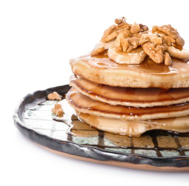 Plaka lezzetli gözleme, ceviz ve beyaz zemin üzerine dilimlenmiş muz