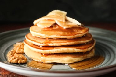 Ceviz ve plaka üzerinde dilimlenmiş muz ile lezzetli gözleme