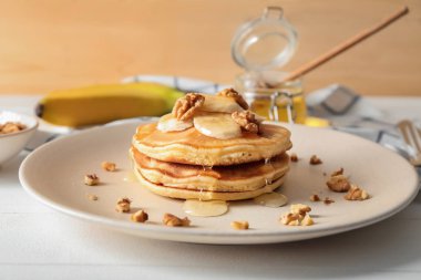 Plaka lezzetli gözleme, ceviz ve masada dilimlenmiş muz