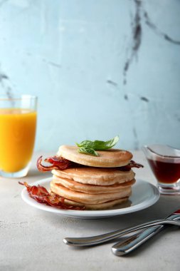 Lezzetli krepler ve kızarmış pastırma.