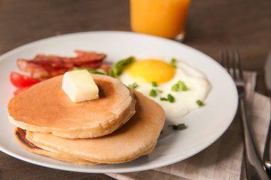 Sahanda yumurta ve pastırma ahşap masa, closeup ile lezzetli gözleme