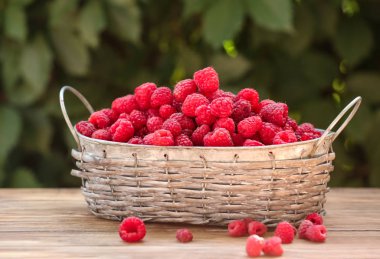 Sepet ve ahşap tablo açık havada taze frambuaz