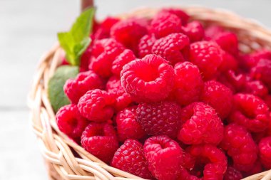 Taze ahududu, closeup ile hasır sepet