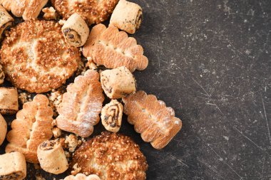 Gri arka plan üzerinde çok farklı tatlı kurabiye