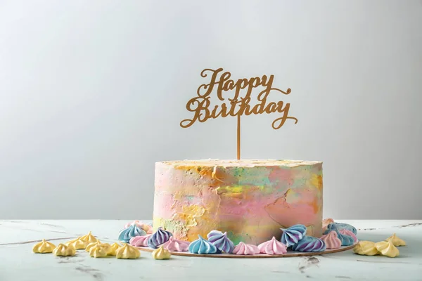 明るい背景からテーブルに美味しい誕生日ケーキ — ストック写真