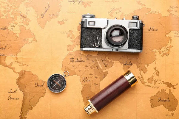 Spyglass Câmera Fotos Bússola Mapa Mundo Vintage Conceito Planeamento Viagens — Fotografia de Stock