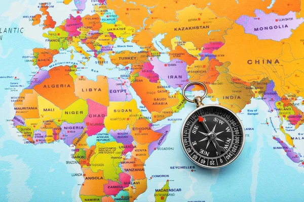Dünya Haritası Üzerinde Modern Pusula Seyahat Planlama Kavramı — Stok fotoğraf