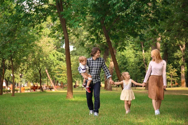 Familia Feliz Caminando Parque Verde —  Fotos de Stock