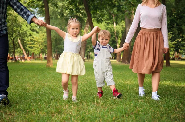 Familia Feliz Caminando Parque Verde —  Fotos de Stock