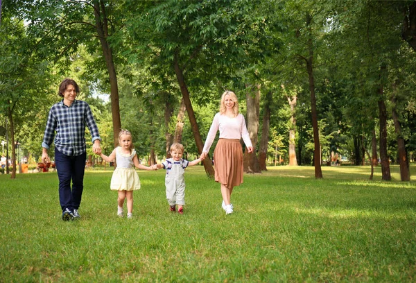 快乐家庭漫步绿色公园 — 图库照片