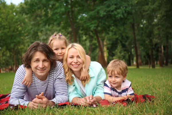 Familia Feliz Descansando Sobre Cuadros Parque —  Fotos de Stock