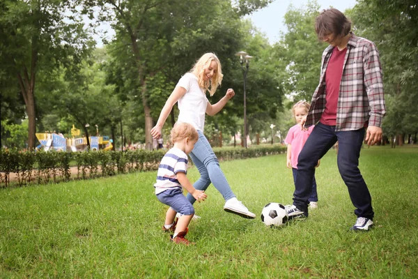 Felice Famiglia Che Gioca Calcio Nel Parco Nella Giornata Estiva — Foto Stock