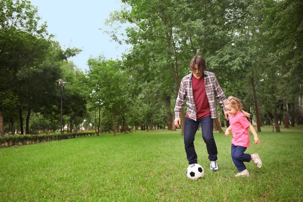 Szczęśliwy Ojciec Córka Gra Piłkę Nożną Parku Letni Dzień — Zdjęcie stockowe