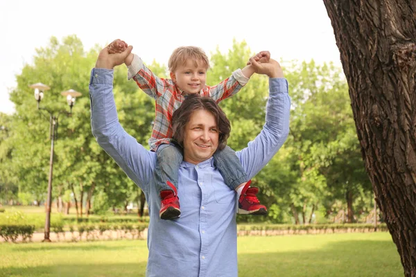 Padre Feliz Con Hijo Parque Verde —  Fotos de Stock