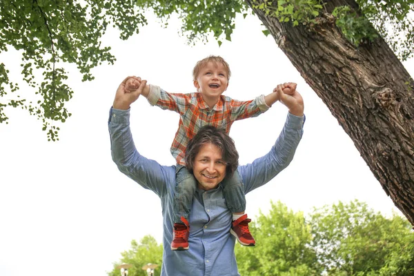 Padre Feliz Con Hijo Parque Verde —  Fotos de Stock