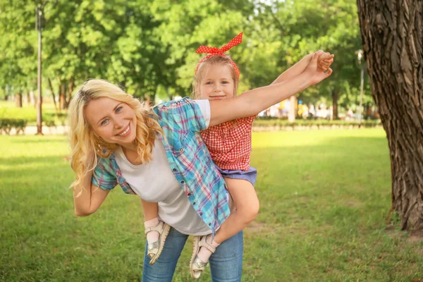 Happy Mother Daughter Green Park — Stock Photo, Image