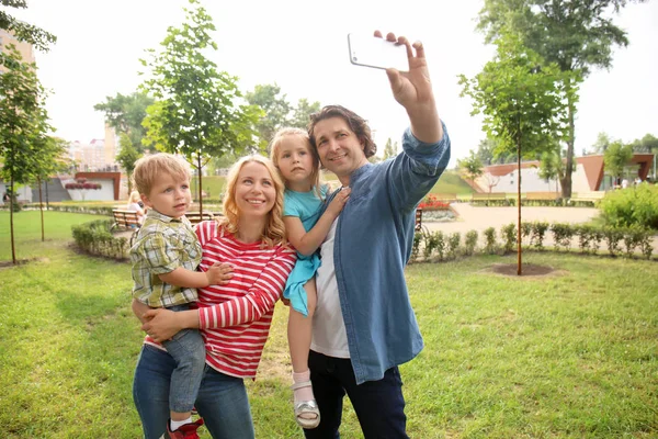 Szczęśliwa Rodzina Biorąc Selfie Parku — Zdjęcie stockowe