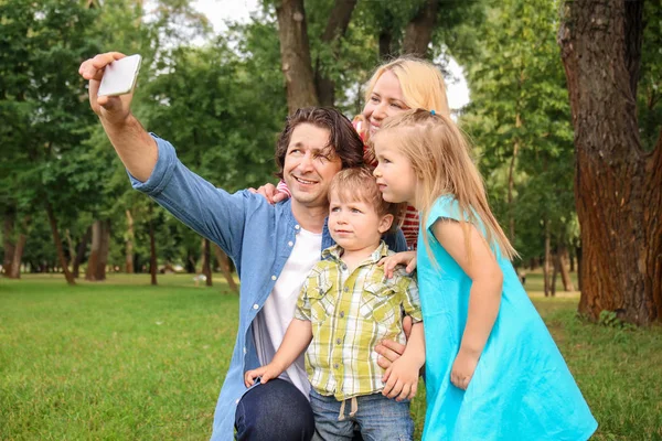 Szczęśliwa Rodzina Biorąc Selfie Parku — Zdjęcie stockowe