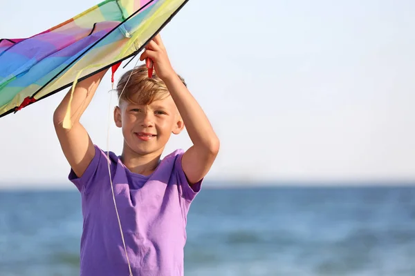 Bambino Aquilone Volante Vicino Mare — Foto Stock