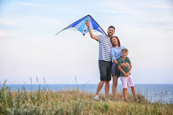 Mutlu Aile Uçan Uçurtma Deniz Kenarında — Stok fotoğraf