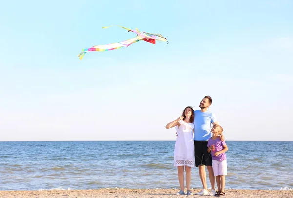 Mutlu Aile Uçan Uçurtma Deniz Kenarında — Stok fotoğraf