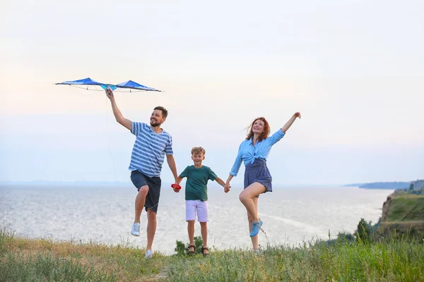 Glückliche Familie Fliegt Drachen Der Nähe Des Meeres — Stockfoto