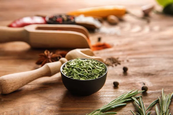 Ahşap arka plan üzerinde otlar ile farklı baharatlar