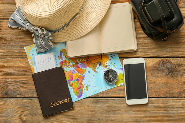 世界地図 コンパス 木製の背景にパスポートと組成 旅行の計画 — ストック写真