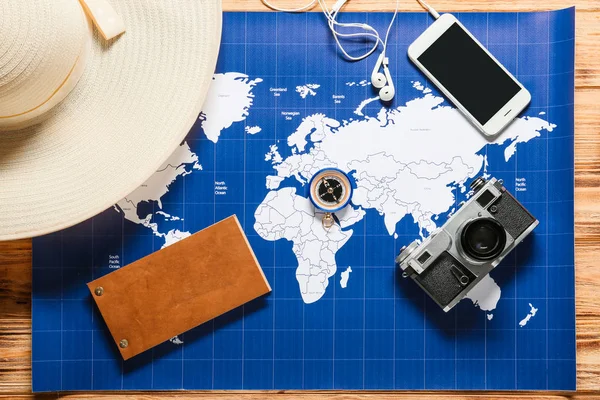 Σύνθεση Παγκόσμιο Χάρτη Φωτογραφική Μηχανή Φωτογραφιών Και Καπέλο Ξύλινο Υπόβαθρο — Φωτογραφία Αρχείου