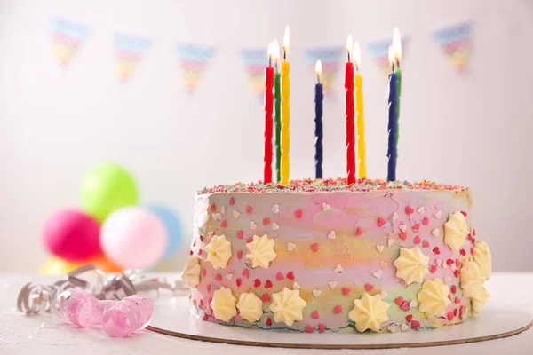 美丽可口的生日蛋糕与蜡烛在白色桌上 — 图库照片