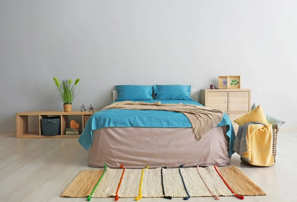 Işık Duvarının Yakınında Rahat Yatak Modern Yatak Odası — Stok fotoğraf