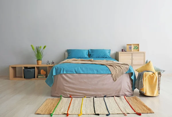 Interior Quarto Moderno Com Cama Confortável Perto Parede Luz — Fotografia de Stock