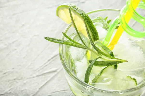 Bebida Fresca Com Pepino Fatiado Alecrim Vidro Mesa Close — Fotografia de Stock