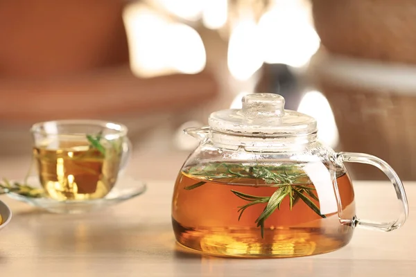 Heißer Tee Mit Frischem Rosmarin Glas Teekanne Und Tasse Auf — Stockfoto