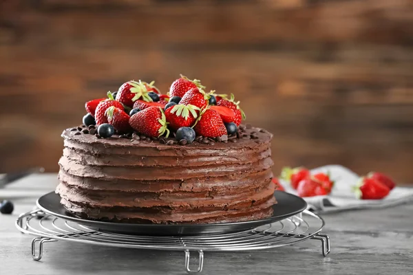 Schmackhafter Schokoladenkuchen Mit Erdbeere Und Blaubeere Auf Holztisch — Stockfoto