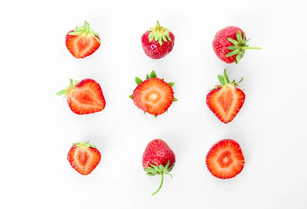 Flache Liegekomposition Mit Reifen Erdbeeren Auf Weißem Hintergrund — Stockfoto